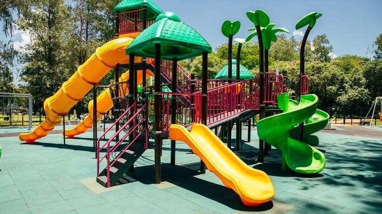 Parque infantil con toboganes y juegos de colores